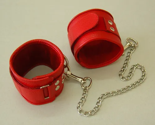 оковы кожаные красные на липучках, соединенные цепочкой длиной 35см 3073-2 в Мурманске