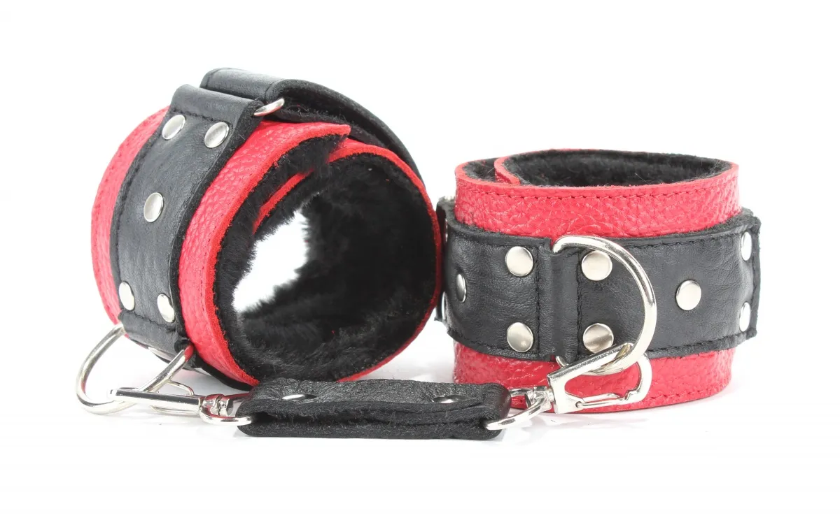 наручники  с мехом красно-чёрные 51009ars в Мурманске