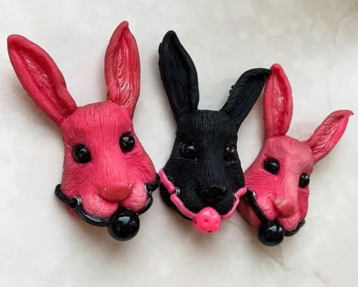 брошь pinkrabbit розовый кролик с черным кляпом, на магните в Мурманске