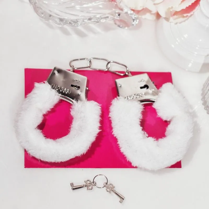 наручники декоративные с мехом shots beginner"s handcuffs furry, белые в Мурманске