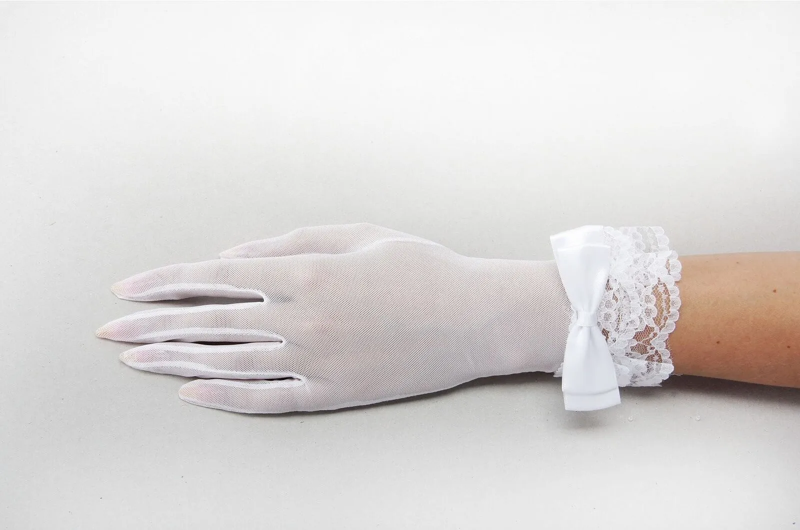 Перчатки невесты Сима Ленд с бантом, белые короткие