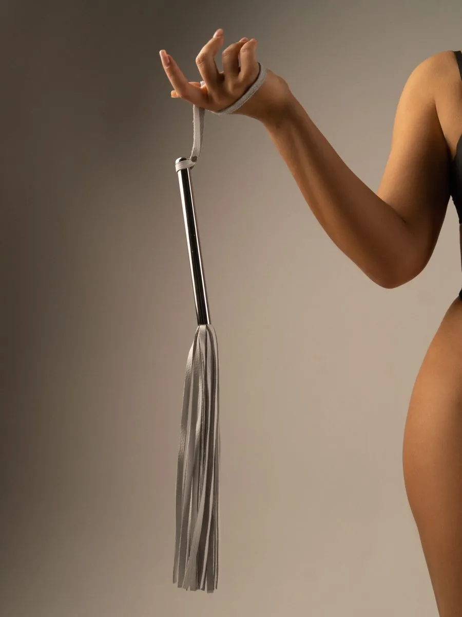 флоггер pinkrabbit из белой кожи с хромированной ручкой в Мурманске